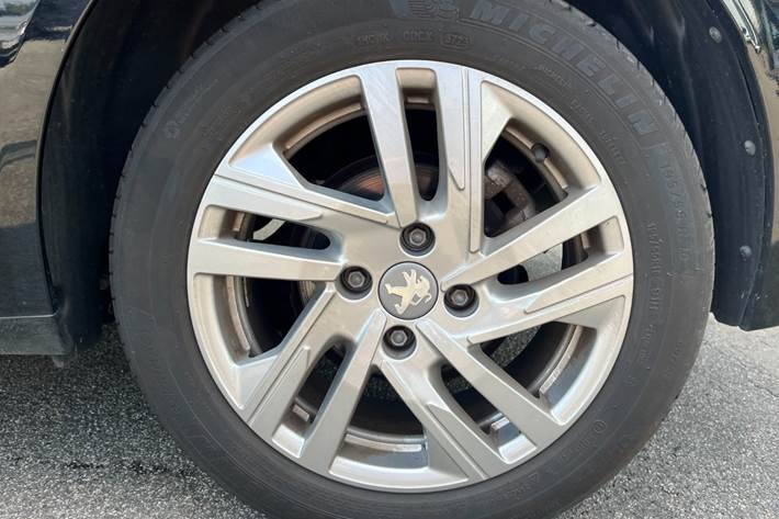 Sort Peugeot 208 fra 2024
