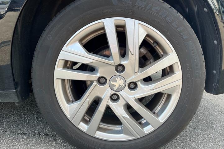 Sort Peugeot 208 fra 2024