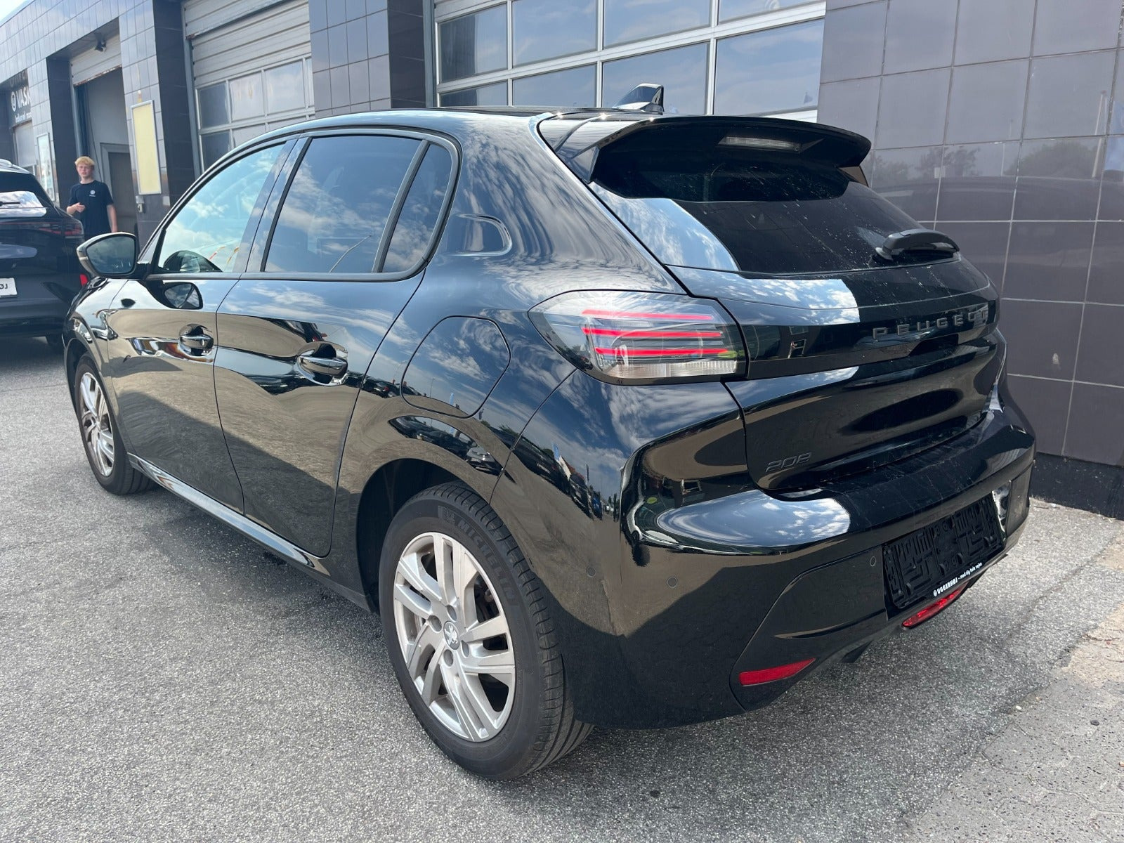 Sort Peugeot 208 fra 2024