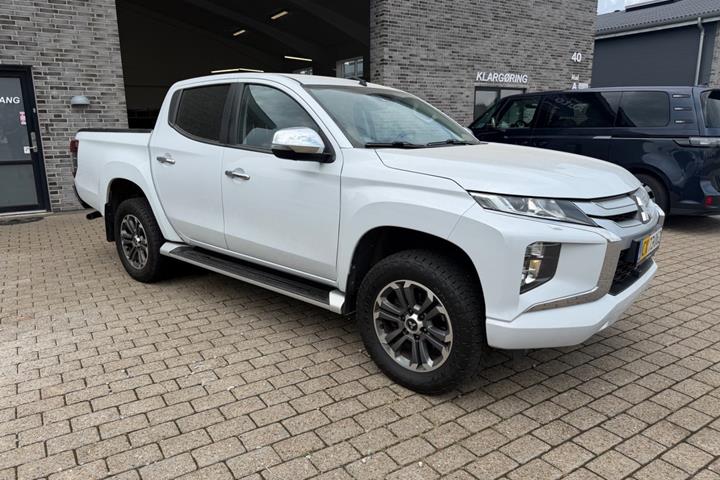 Hvid Mitsubishi L200 fra 2020 set udefra