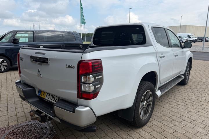Hvid Mitsubishi L200 fra 2020 set udefra