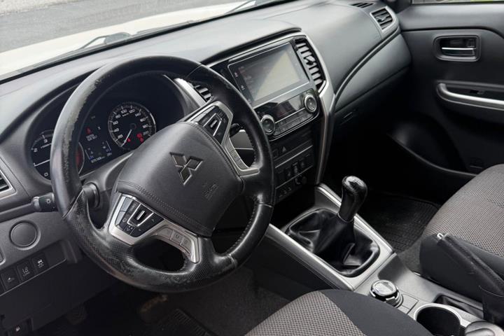 Hvid Mitsubishi L200 fra 2020 set indefra