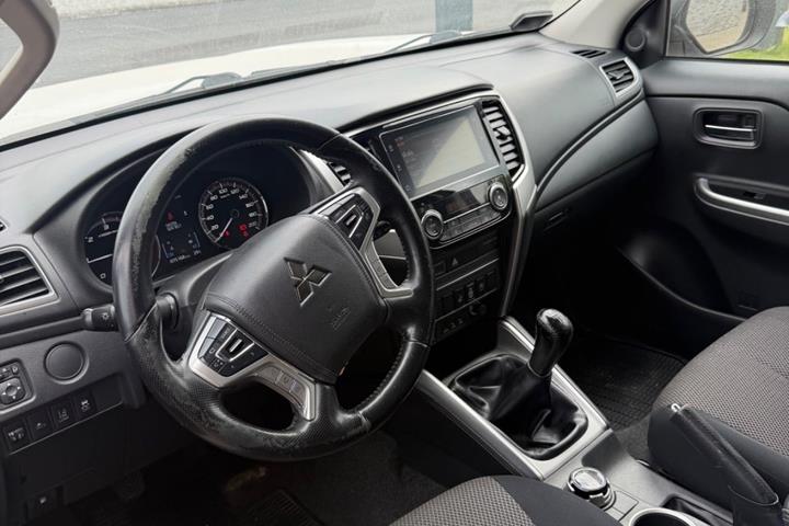 Hvid Mitsubishi L200 fra 2020 set indefra