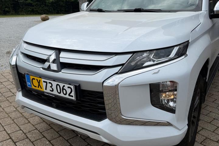 Hvid Mitsubishi L200 fra 2020 set udefra