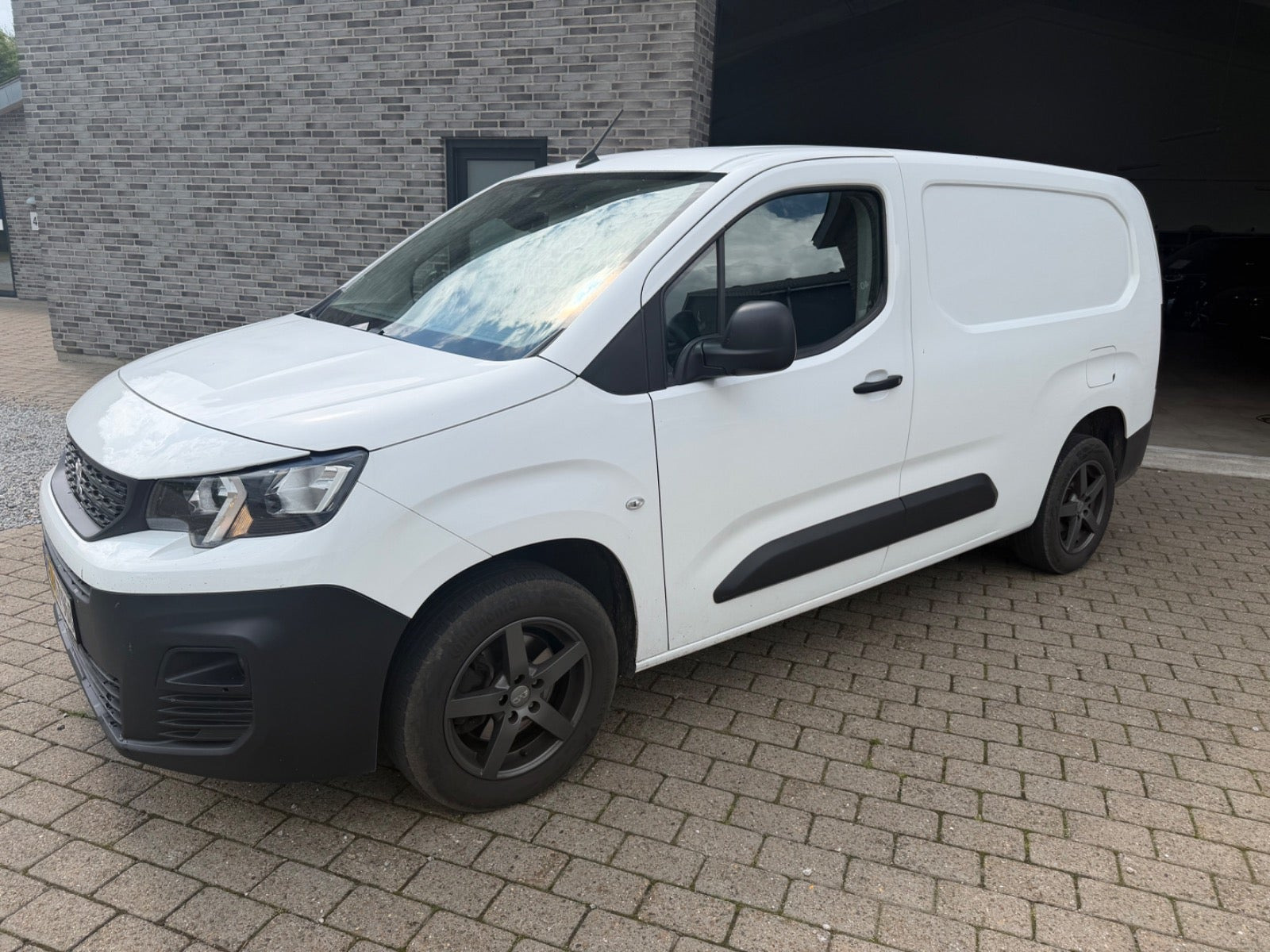 Hvid Peugeot Partner fra 2021