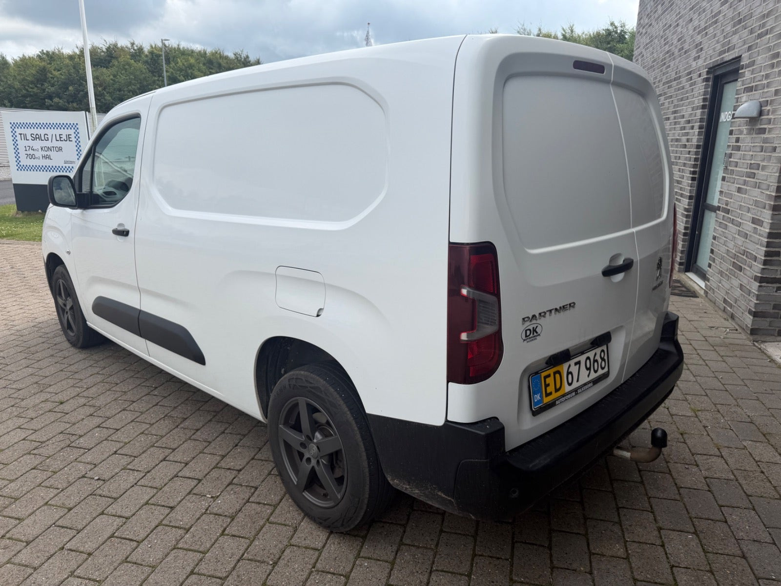 Hvid Peugeot Partner fra 2021