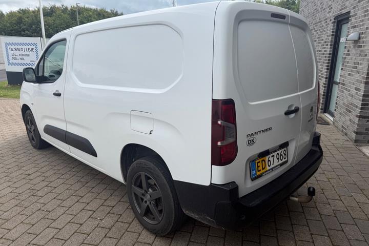 Hvid Peugeot Partner fra 2021