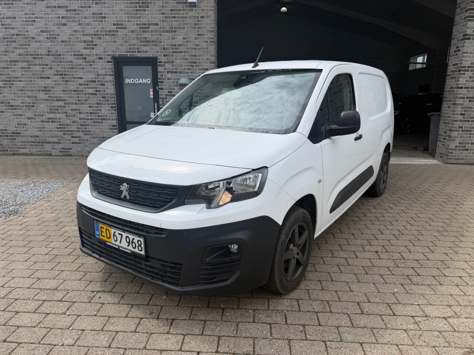Hvid Peugeot Partner fra 2021