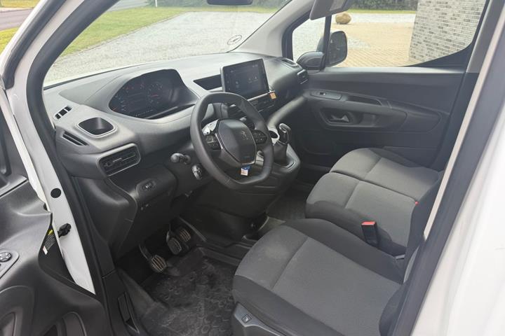 Hvid Peugeot Partner fra 2021