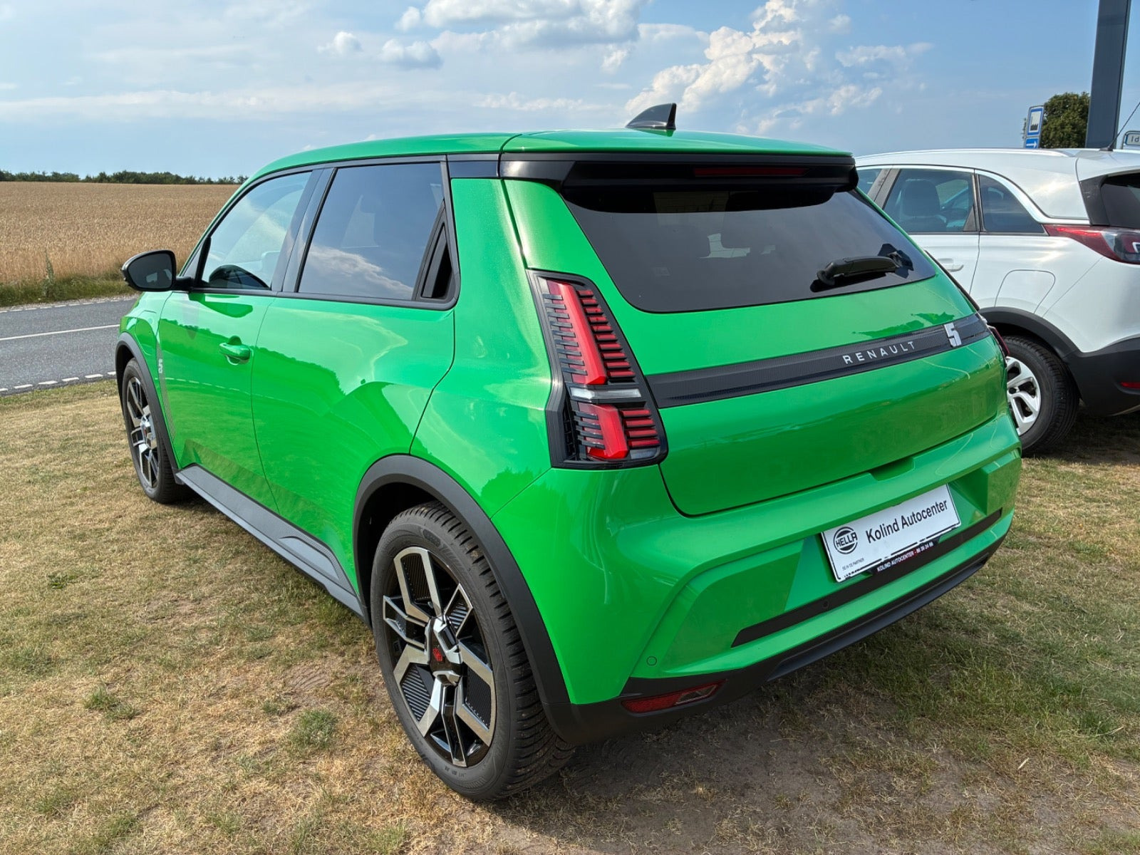Grøn Renault 5 E-Tech fra 2025
