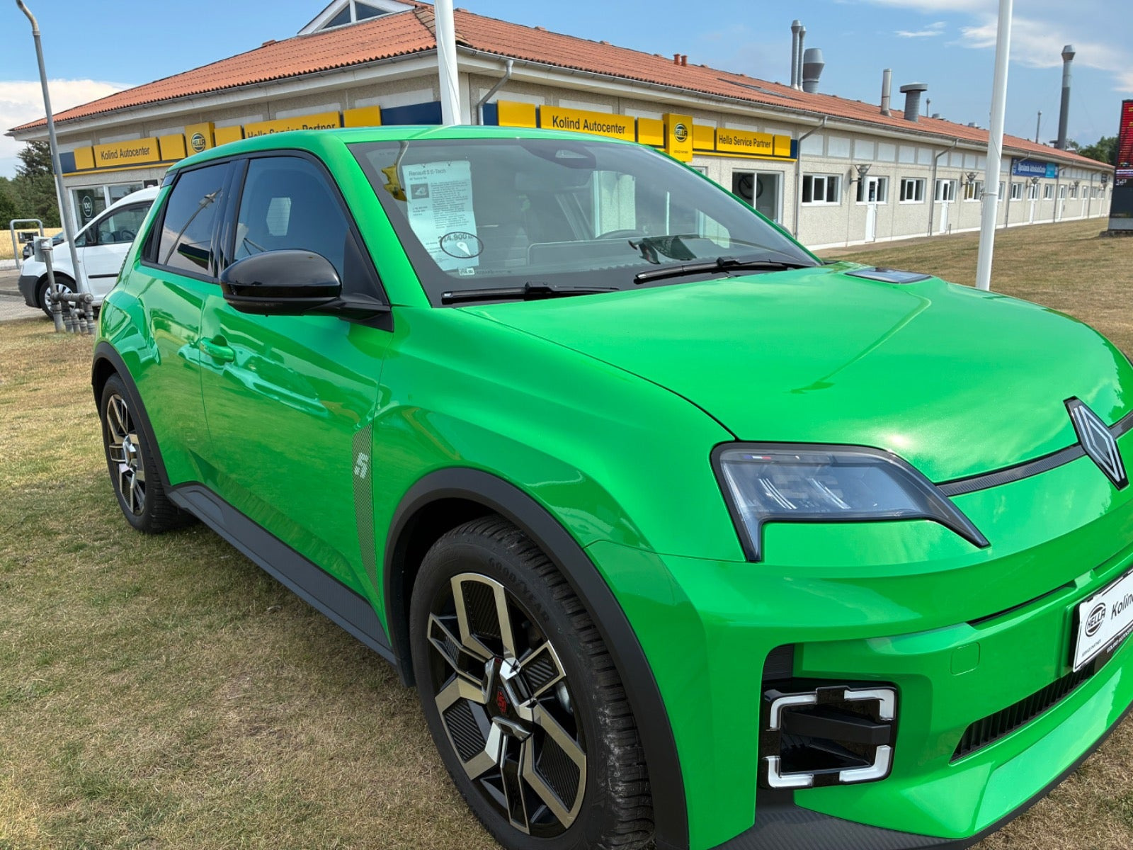 Grøn Renault 5 E-Tech fra 2025