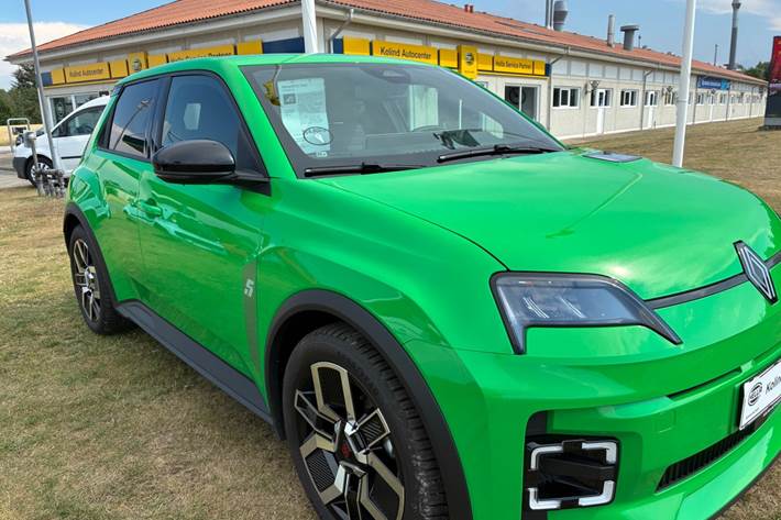 Grøn Renault 5 E-Tech fra 2025