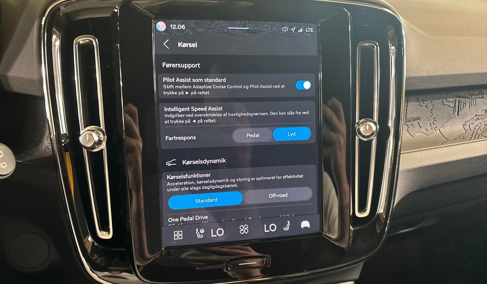 Grå Volvo EX40 fra 2025