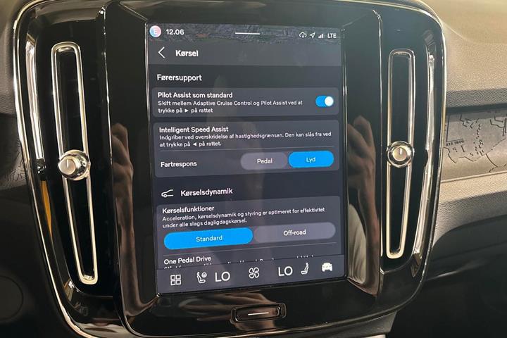 Grå Volvo EX40 fra 2025