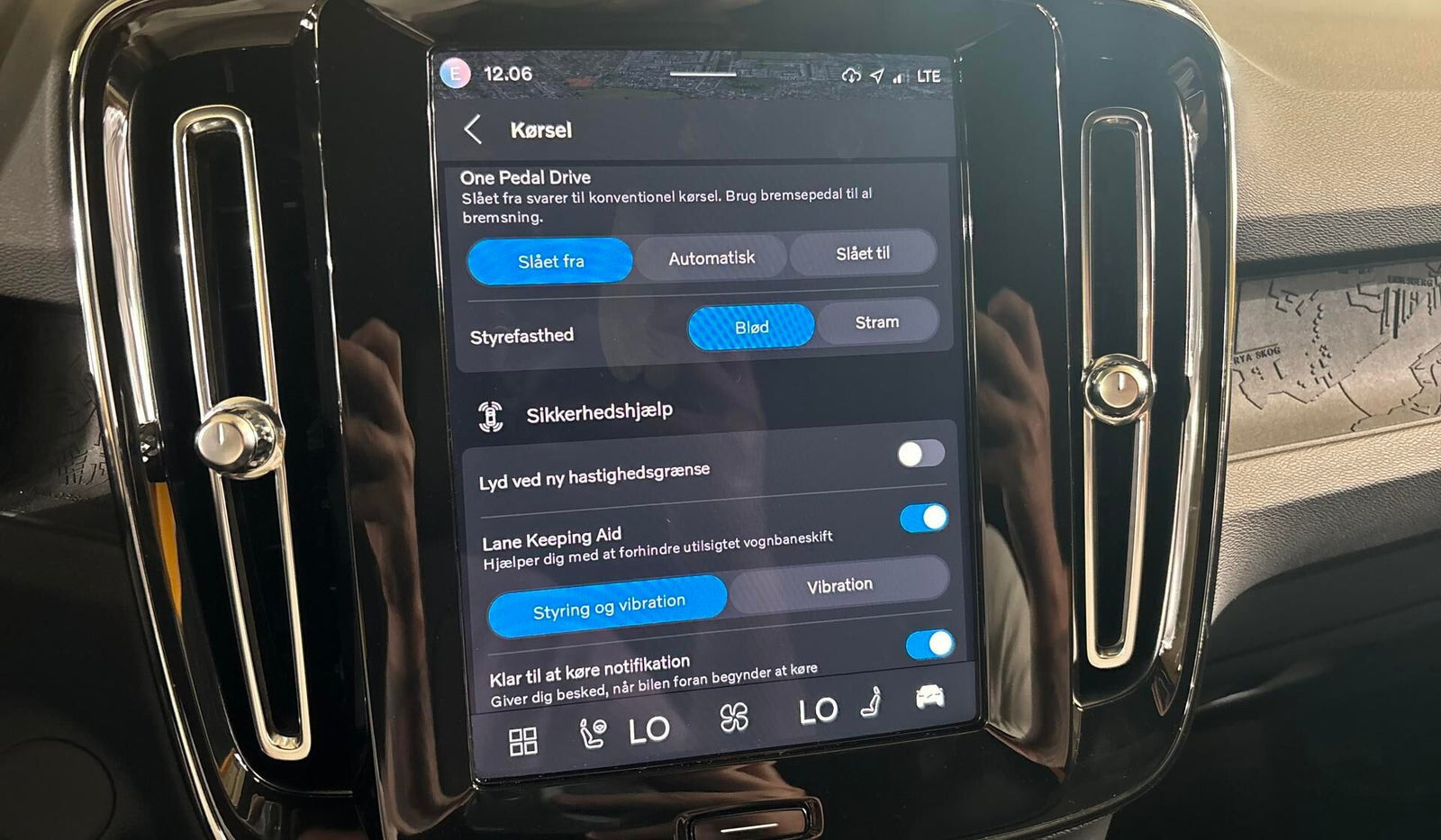 Grå Volvo EX40 fra 2025