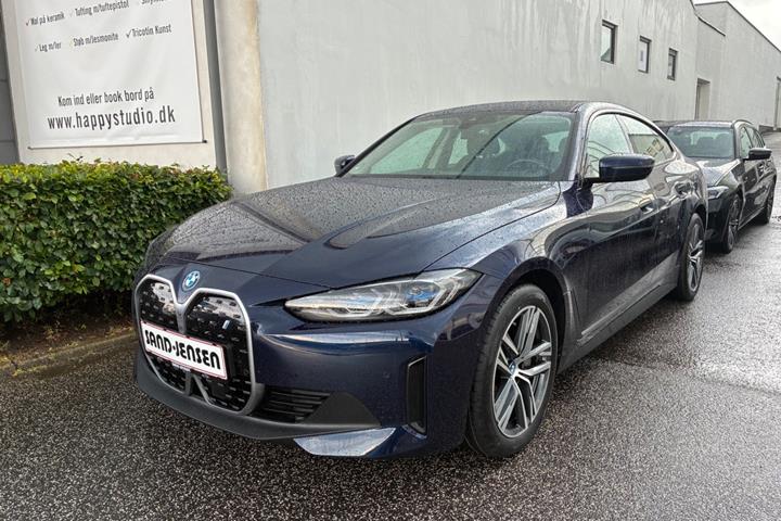 Blå BMW i4 fra 2024 set udefra
