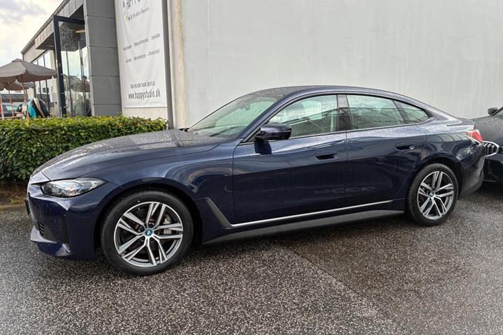 Blå BMW i4 fra 2024