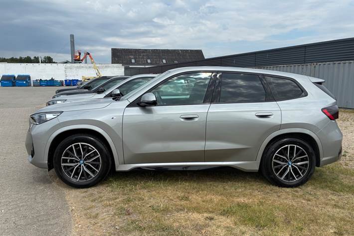 Grå BMW iX1 fra 2023