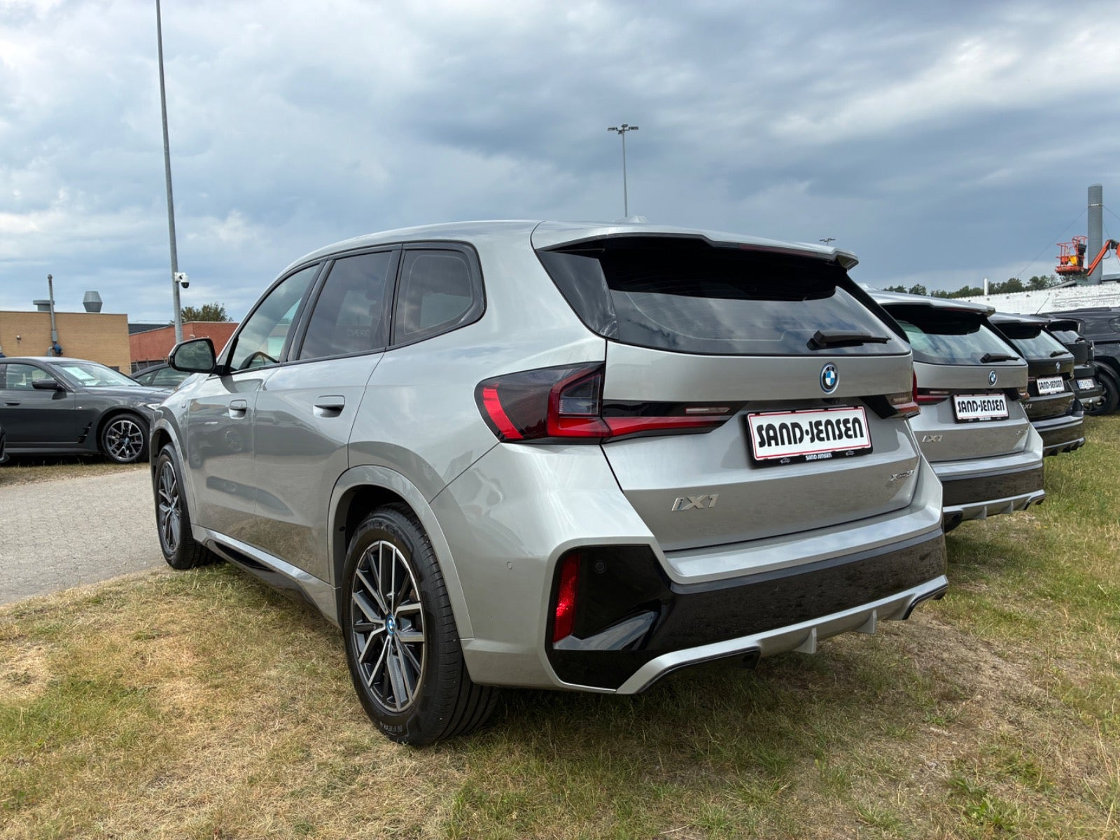 Grå BMW iX1 fra 2023
