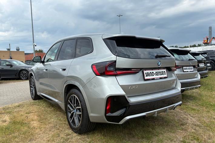 Grå BMW iX1 fra 2023