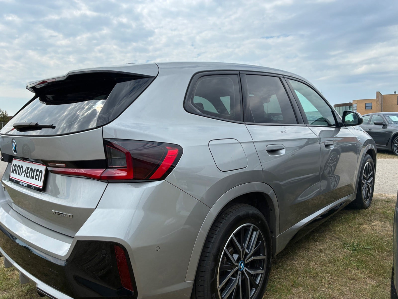 Grå BMW iX1 fra 2023