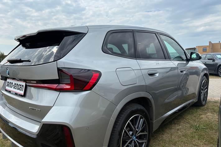Grå BMW iX1 fra 2023