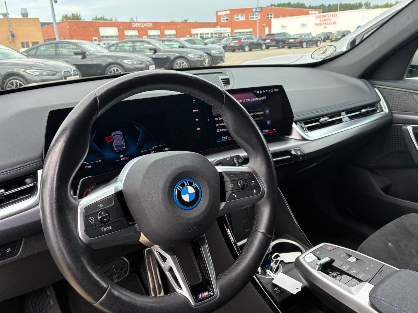 Grå BMW iX1 fra 2023