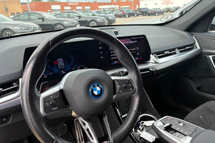 Grå BMW iX1 fra 2023