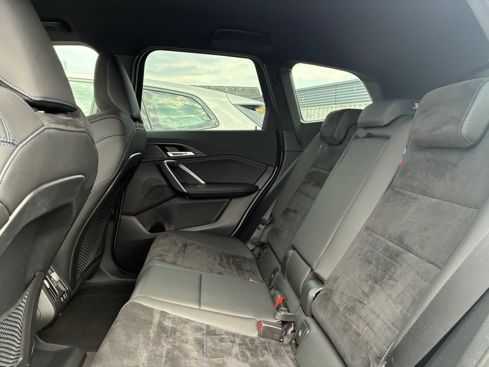 Grå BMW iX1 fra 2023