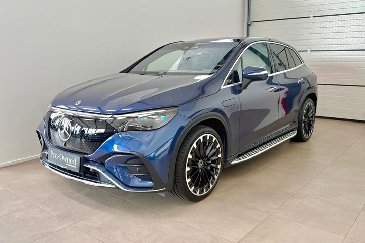 Blå Mercedes EQE500 SUV fra 2023 set udefra