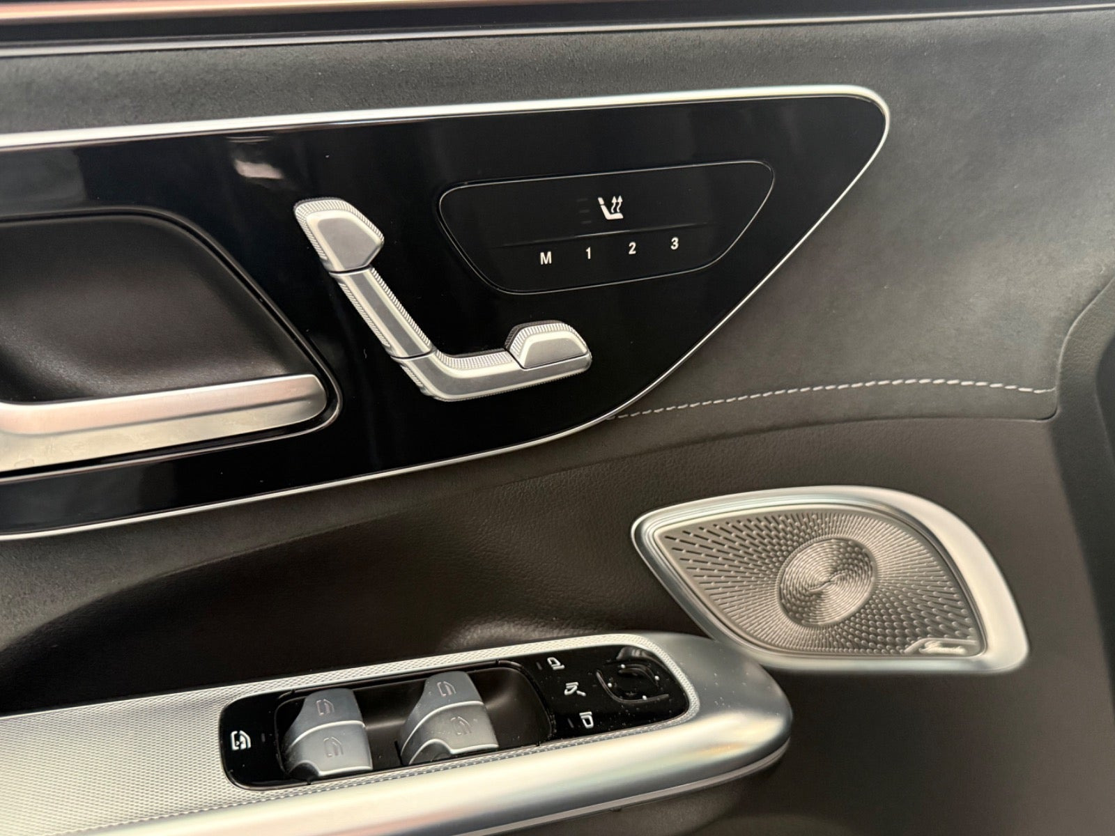 Blå Mercedes EQE500 SUV fra 2023