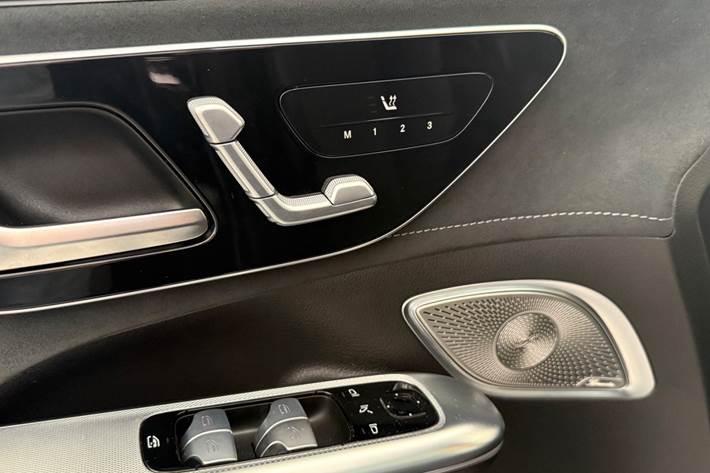 Blå Mercedes EQE500 SUV fra 2023