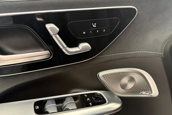 Blå Mercedes EQE500 SUV fra 2023