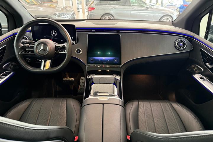 Blå Mercedes EQE500 SUV fra 2023