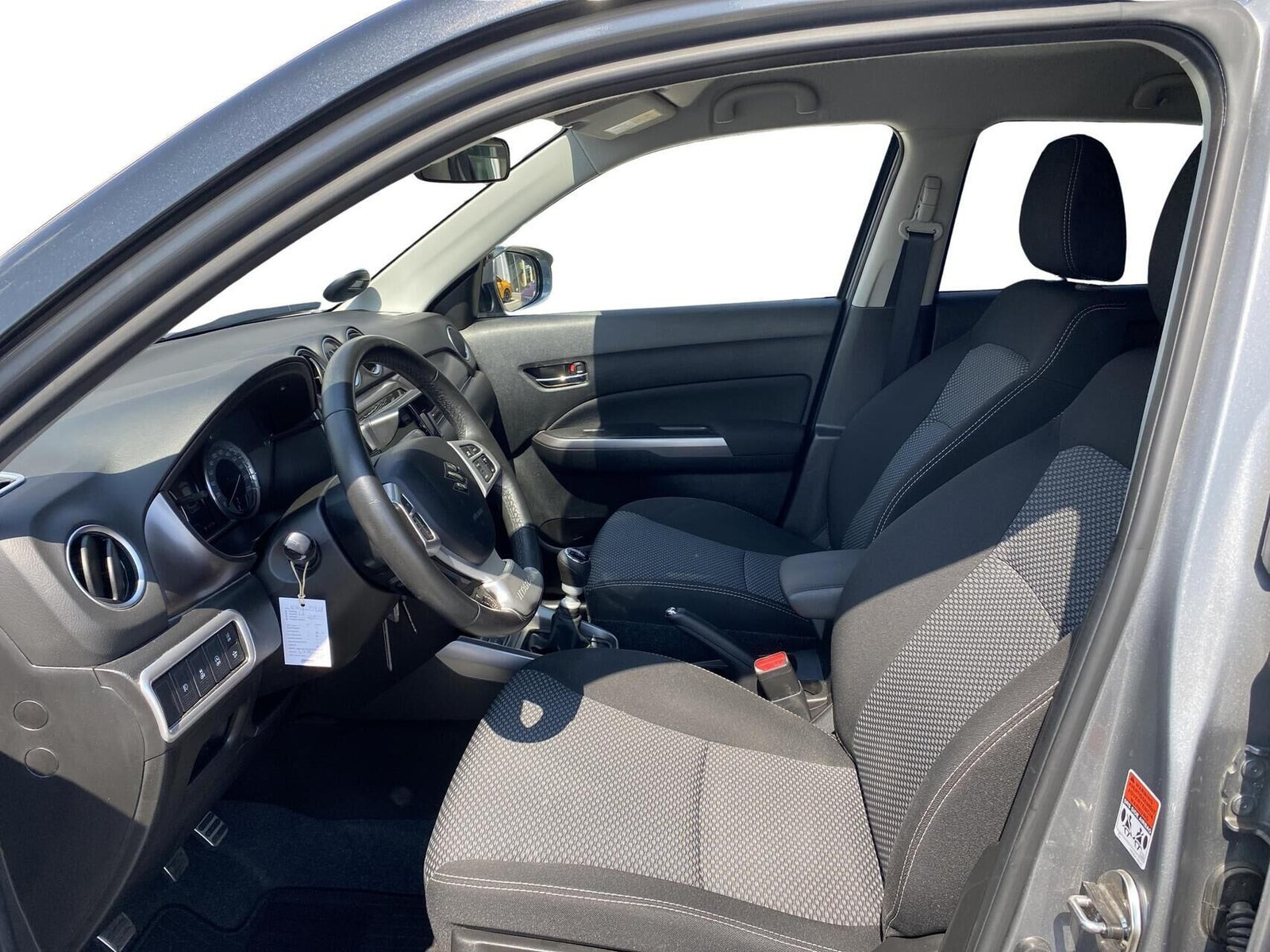 Grå Suzuki Vitara fra 2023