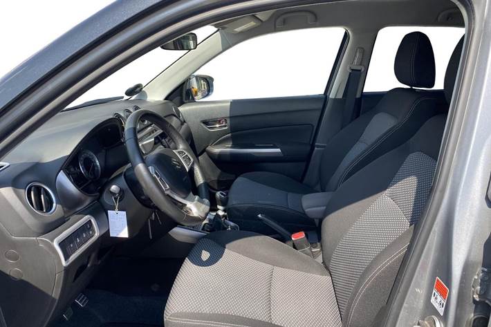 Grå Suzuki Vitara fra 2023