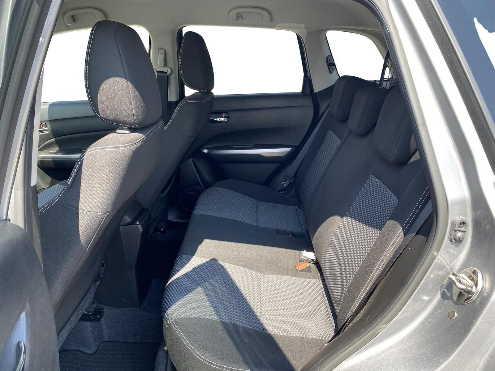 Grå Suzuki Vitara fra 2023
