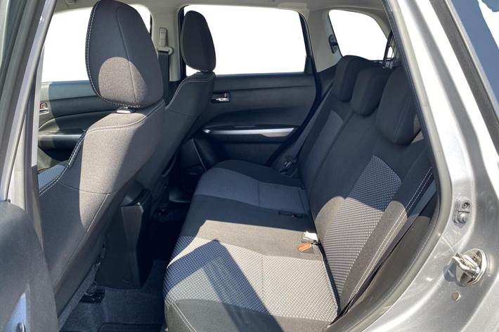 Grå Suzuki Vitara fra 2023