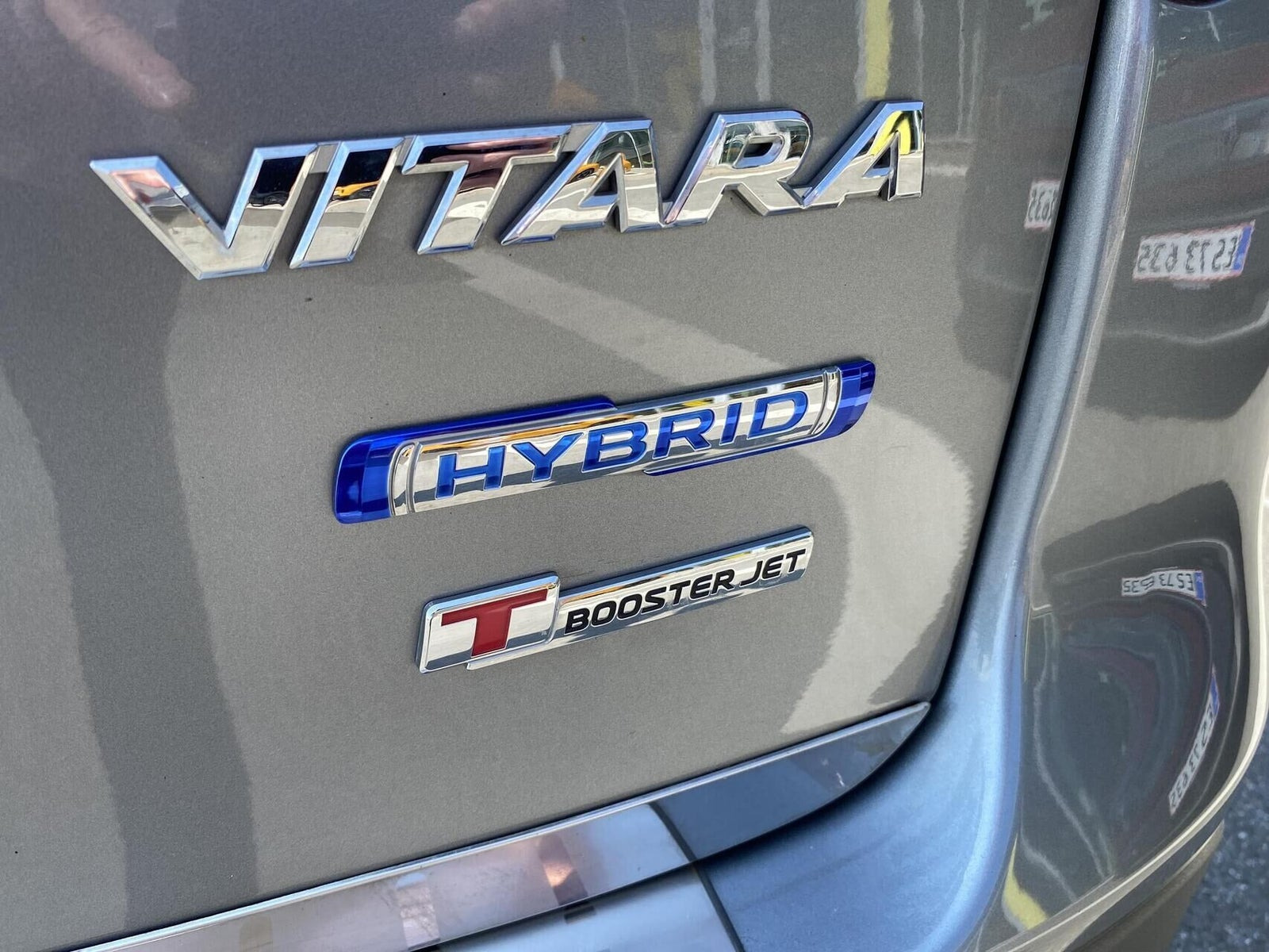Grå Suzuki Vitara fra 2023