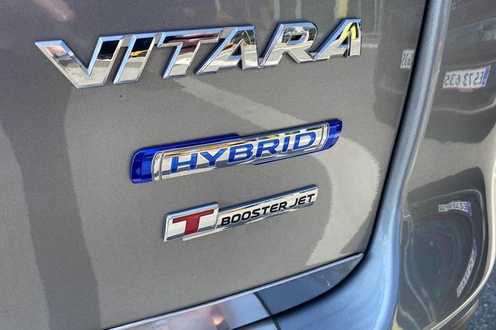 Grå Suzuki Vitara fra 2023