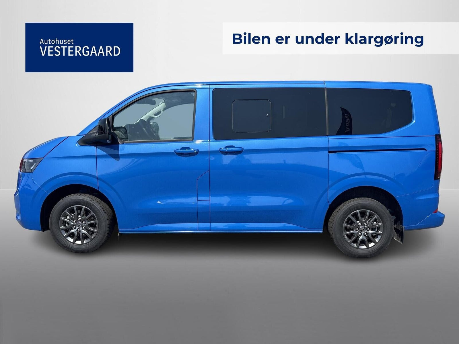 Beige VW e-Caravelle fra 2025