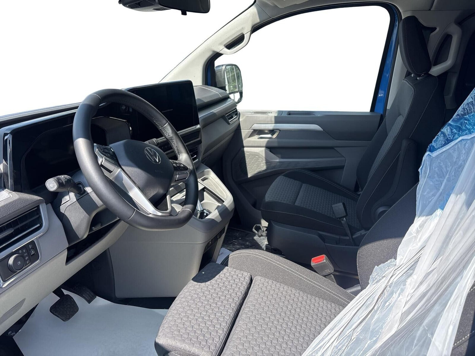 Beige VW e-Caravelle fra 2025