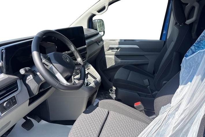Beige VW e-Caravelle fra 2025