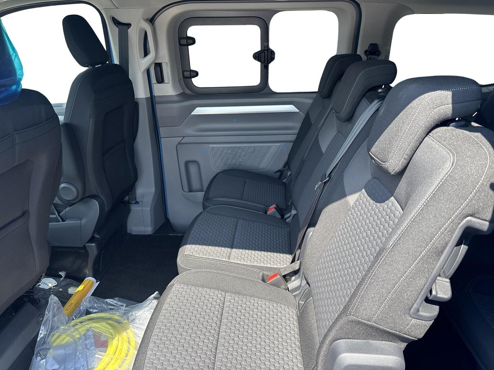 Beige VW e-Caravelle fra 2025
