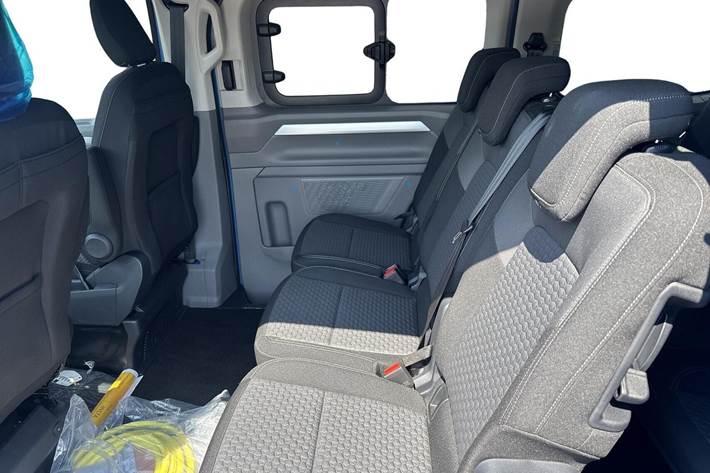 Beige VW e-Caravelle fra 2025