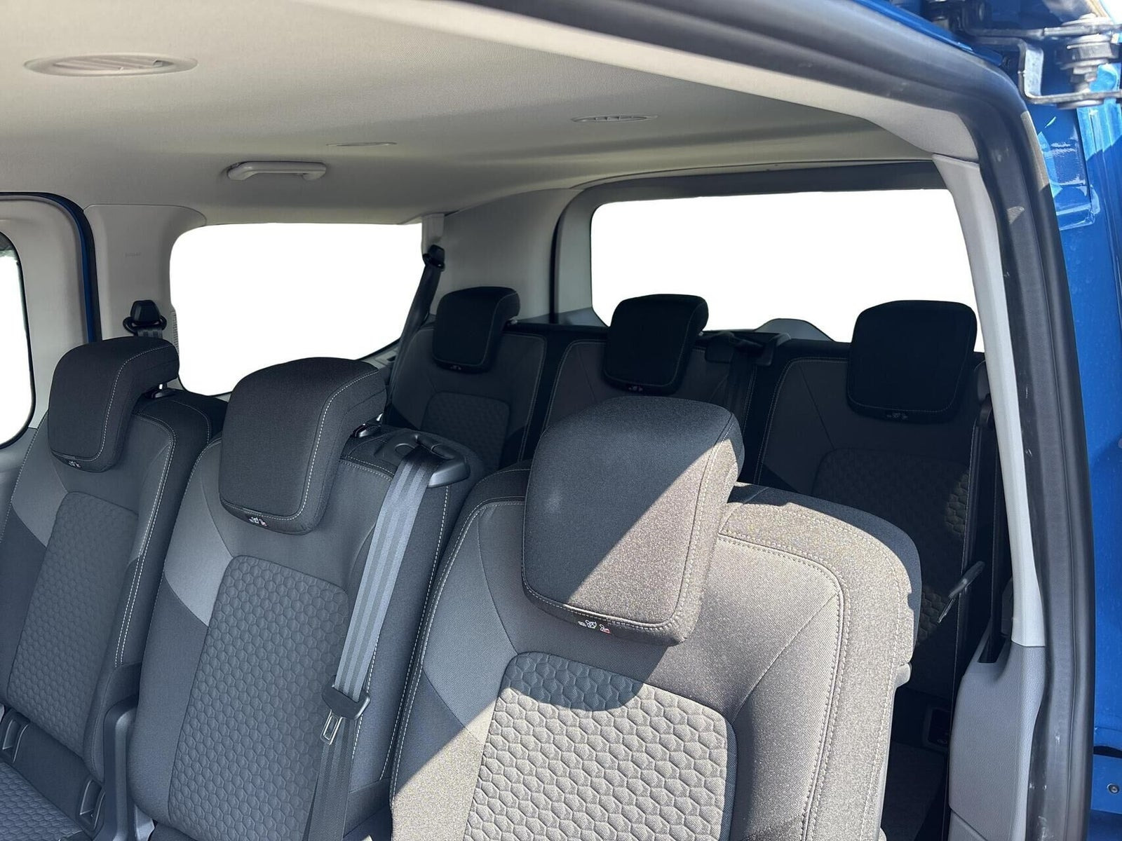 Beige VW e-Caravelle fra 2025
