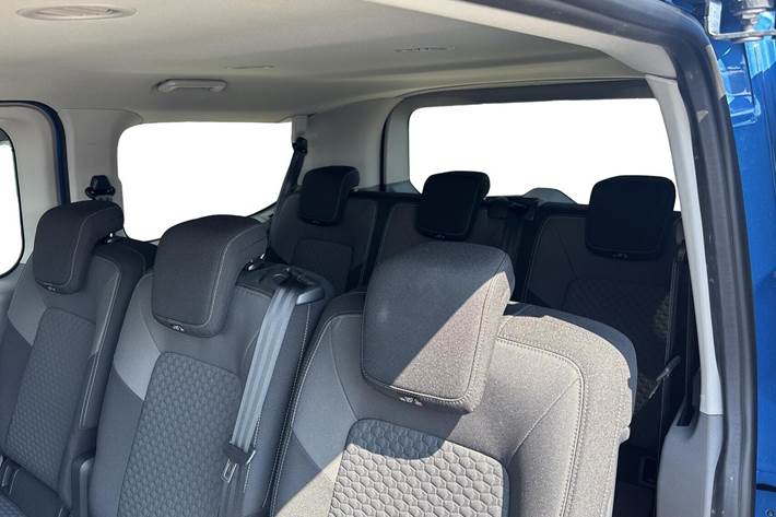 Beige VW e-Caravelle fra 2025