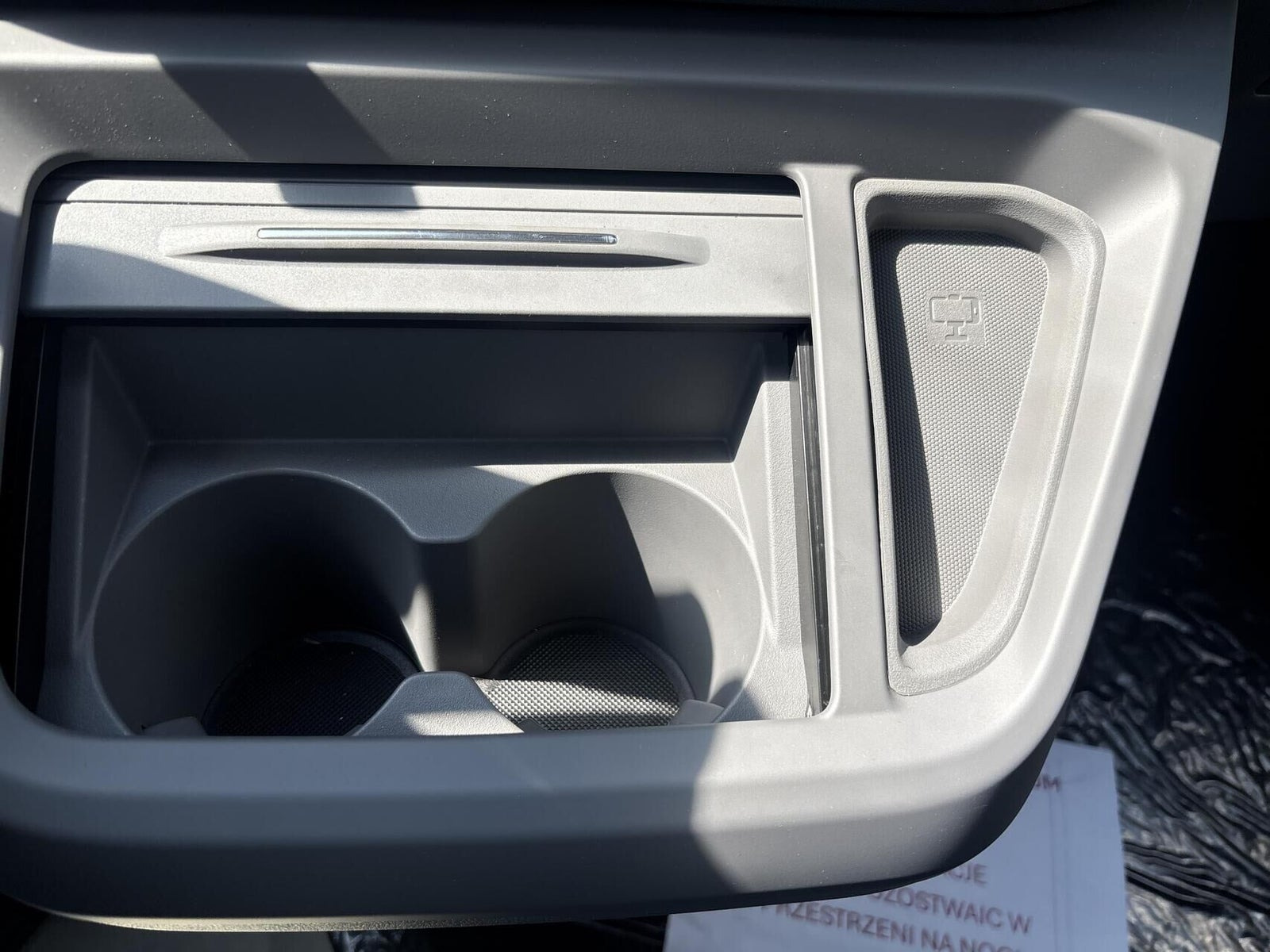 Beige VW e-Caravelle fra 2025