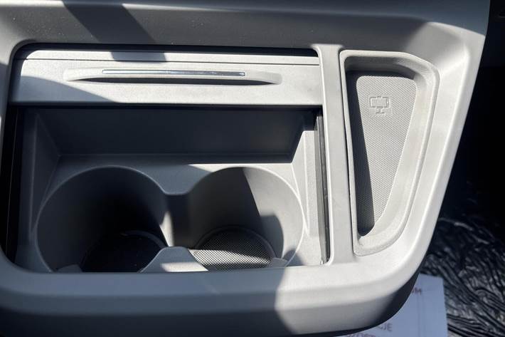 Beige VW e-Caravelle fra 2025