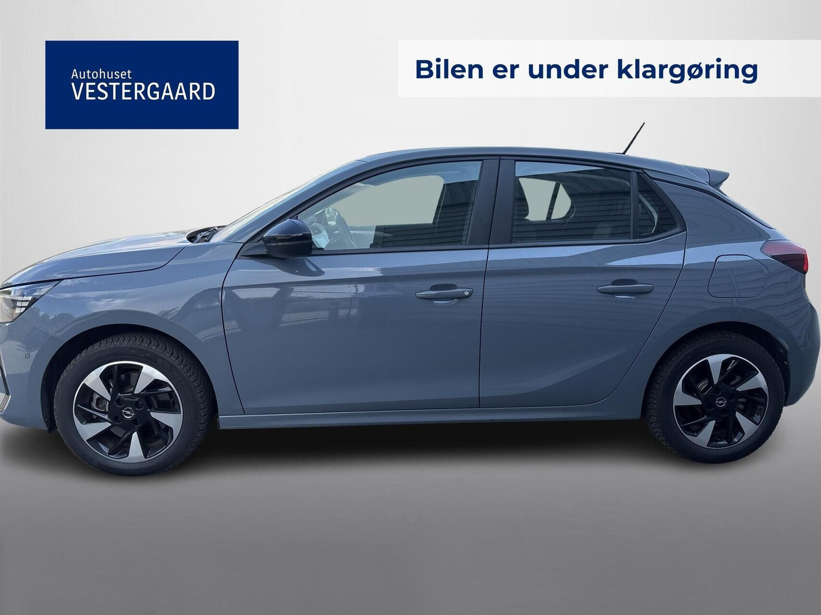 Grå Opel Corsa-e fra 2023